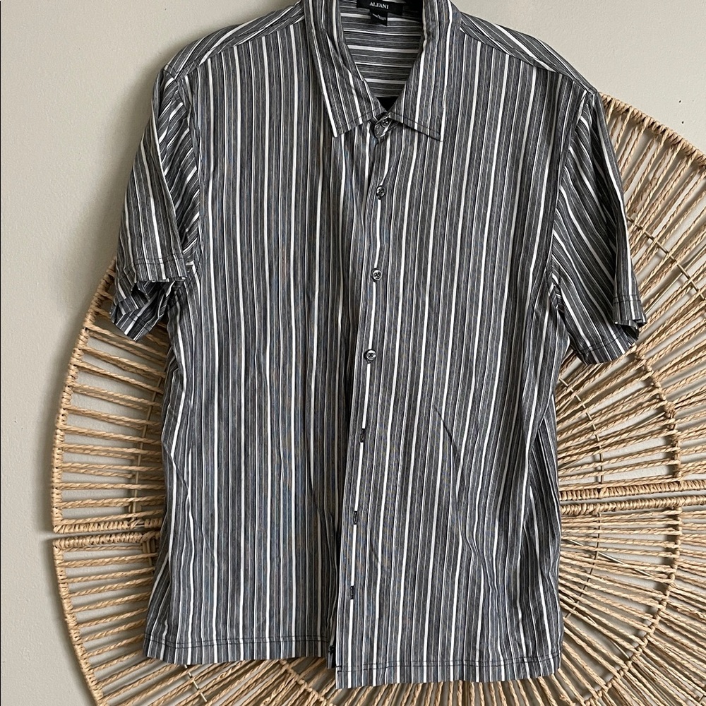 Alfani Men’s Black Pinstripe Short Sleeve Button down with collar Size L